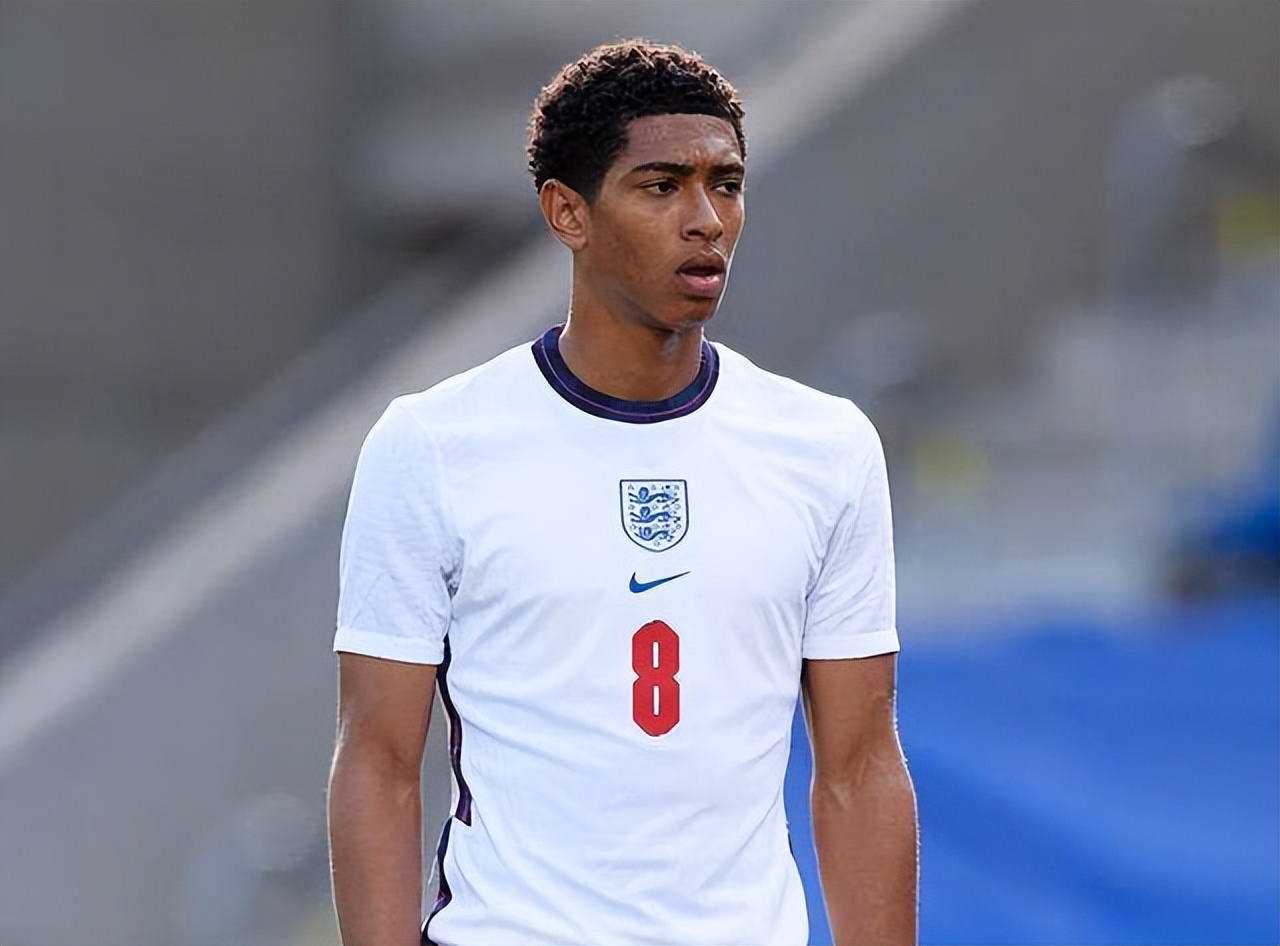 库里半场10中5轰16分4板，帮助勇士占据上风（库里半场10投5中砍16分4篮板，助勇士占先机）