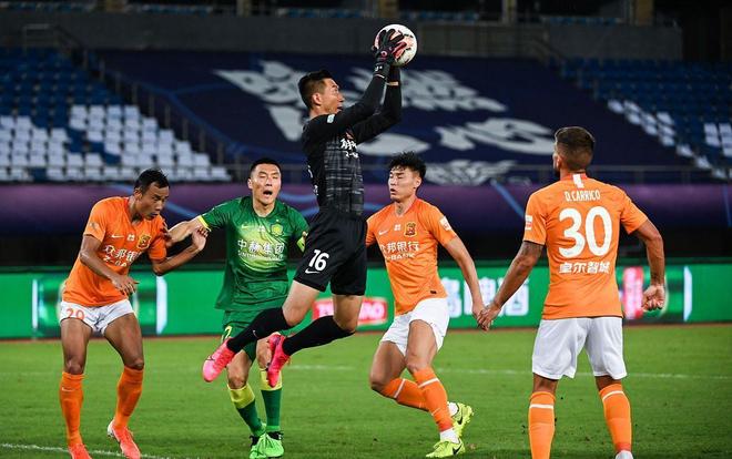 欧文突破防守助攻队友制胜（欧文强突分球助队友锁定胜局）